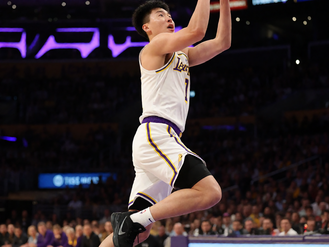 NBA篮球比赛中场球员突破上篮精彩瞬间
